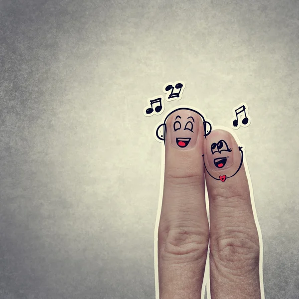 Glückliches Finger-Paar verliebt in lackierten Smiley und singt ein Lied — Stockfoto