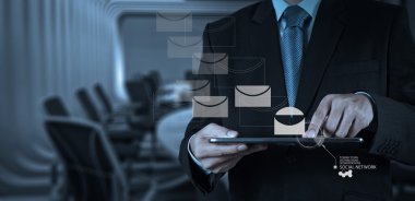 işadamı el e-posta simgesi ile con akıllı telefon bilgisayar kullanımı