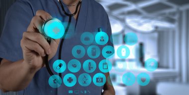 Tıp doktoru el modern bilgisayar arayüzü ile çalışma