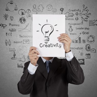 büyük fikir diyagramı kitabı göstererek işadamı