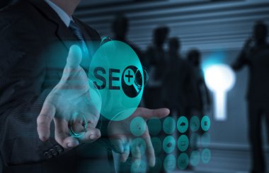 arama motoru optimizasyonu seo gösterilen işadamı el