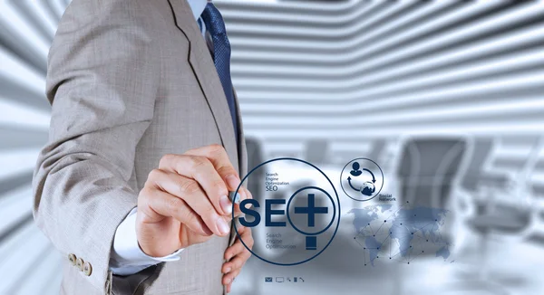 Üzletember kéz mutatja a search engine optimization seo — Stock Fotó