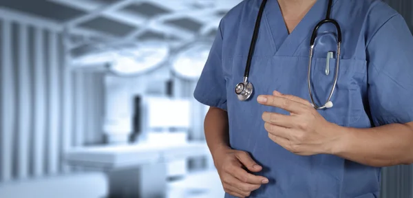 Éxito médico inteligente trabajando con quirófano — Foto de Stock