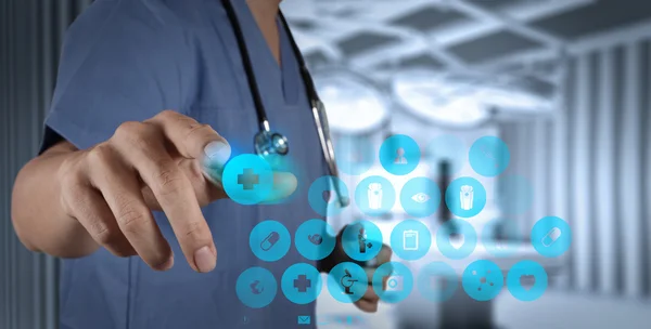 Medicine doktor hand arbetar med modern datorgränssnitt — Stockfoto