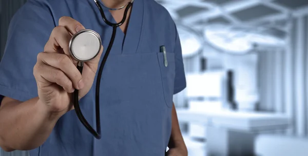 Sucesso médico inteligente trabalhando com sala de cirurgia — Fotografia de Stock