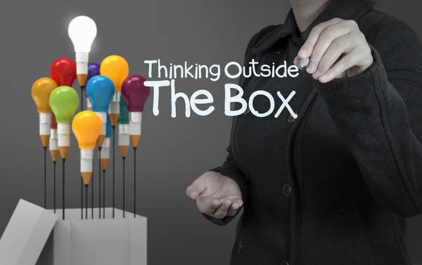 Podnikatelka ruka kreslí slovo myšlení mimo krabici — Stock fotografie