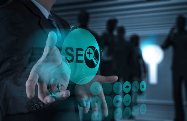 Рука бізнесмена, що показує оптимізацію пошукової системи SEO — стокове фото