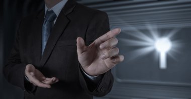 işadamı el çalışma ile değmek perde