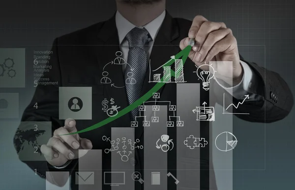 Homem de negócios mão desenhando um gráfico de torta — Fotografia de Stock