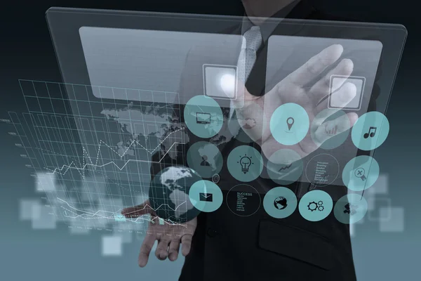 ビジネスマンは現代の技術を示しています — ストック写真