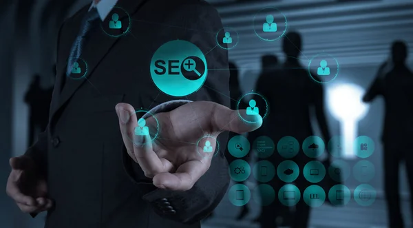 Рука бізнесмена, що показує оптимізацію пошукової системи SEO — стокове фото