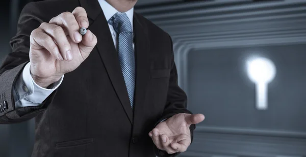 Homme d'affaires écriture à la main dans le tableau blanc — Photo