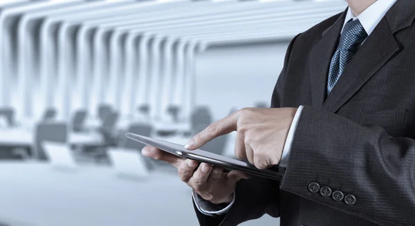 Hombre de negocios mano uso de teléfono inteligente ordenador — Foto de Stock