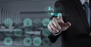 işadamı ile yeni modern bilgisayar çalışma sosyal ağ göster