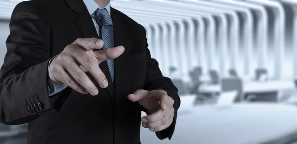 Geschäftsmann drückt Hand auf einen imaginären Knopf — Stockfoto