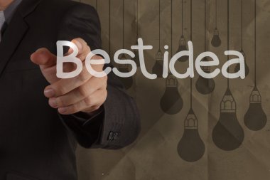 büyük fikir ampul geri dönüşüm zarfı ile işadamı el berabere