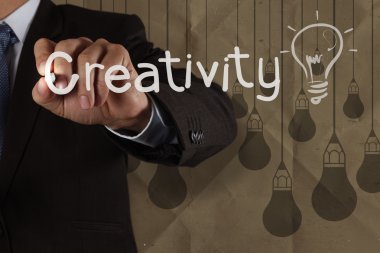 büyük fikir ampul geri dönüşüm zarfı ile işadamı el berabere