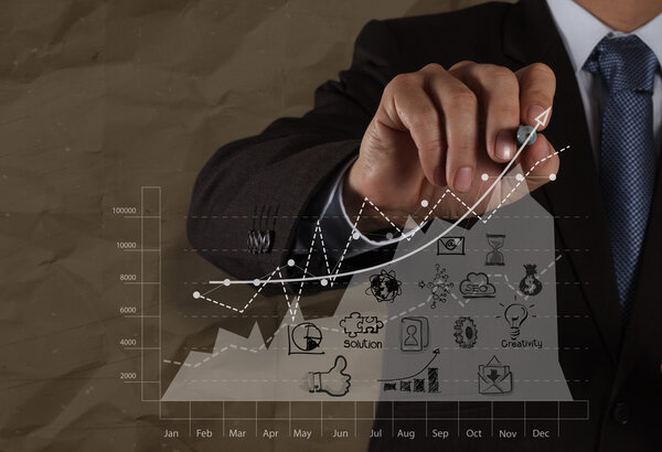 бизнесмен рисует бизнес-стратегию со смятой утилизацией
