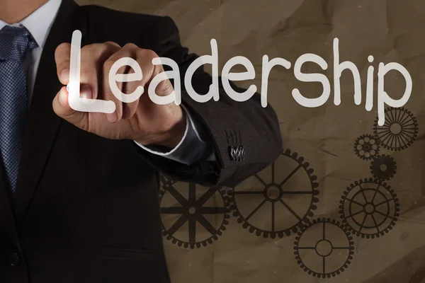 Empresario escribiendo habilidad de liderazgo con engranaje en reciclado arrugado — Foto de Stock