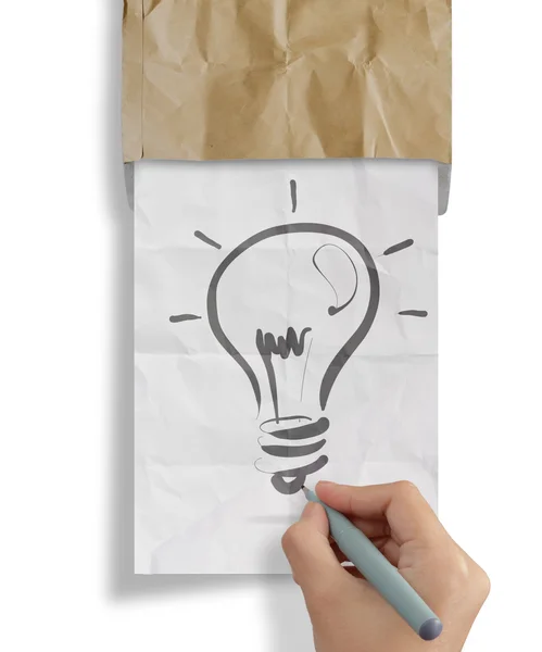 Hand zieht Glühbirne zerknülltes Papier aus Recycling-Umschlag — Stockfoto
