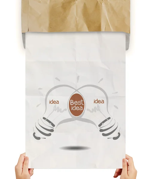 Hand zieht Glühbirne zerknülltes Papier aus Recycling-Umschlag — Stockfoto