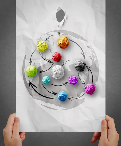 Hand toont kleuren verfrommeld papier als sociaal netwerkstructuur op — Stockfoto