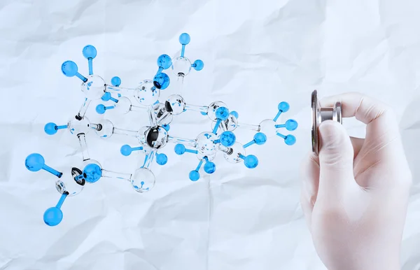 Hand houden stethoscoop medische concept waarop verfrommeld papier — Stockfoto