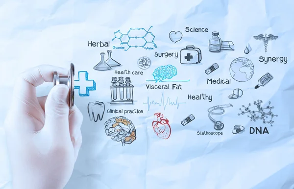 Hand-Halt-Stethoskop zeigt medizinisches Konzept auf zerknülltem Papier — Stockfoto