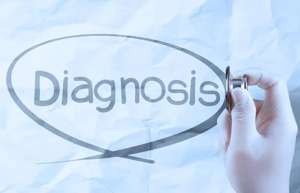 Hand hålla stetoskop visar medicinska begrepp på skrynkligt papper — Stockfoto