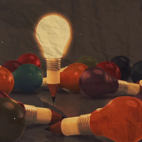 クシャクシャに図面のアイデア鉛筆と電球のコンセプトで創造的です — ストック写真
