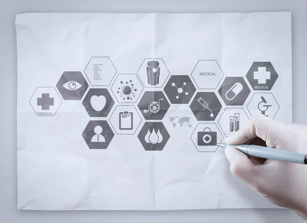 Arzthand zeichnet medizinisches Netzwerk auf zerknülltes Papier — Stockfoto