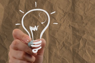 El çizimi ampul buruşuk yeniden işleyip kullanı kağıt