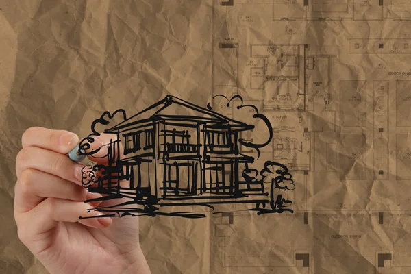 Ручной чертежный дом с морщинистой бумагой — стоковое фото