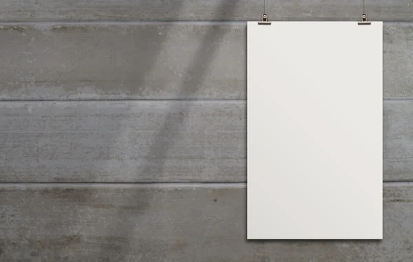 Пустая бумажная карточка на стене композиции как концепция — стоковое фото