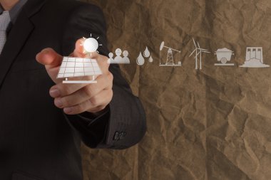 buruşuk geri dönüşüm kağıt adam ile el noktası solar hücre simgesi