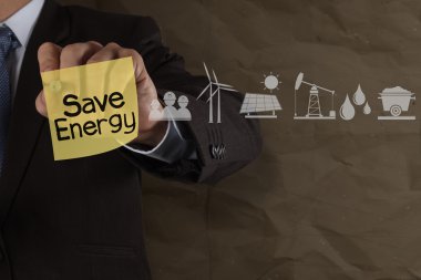 işadamı el berabere simgeleri içeren yapışkan not üzerinde enerji tasarruf ve