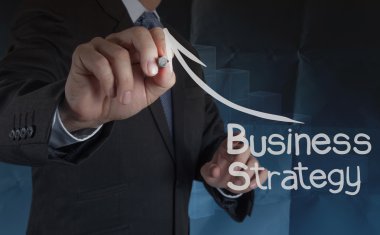 iş stratejisi buruşuk geri dönüşüm p ile işadamı el berabere