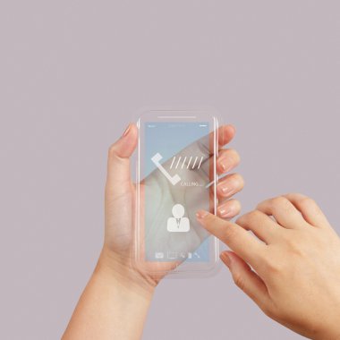 hand gebruik touchscreen mobiele telefoon met sociale netwerkpictogram als c