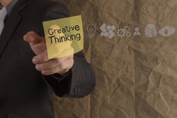 Geschäftsmann Hand zeigt kreatives Denken auf klebrigen Zettel mit Symbolen — Stockfoto