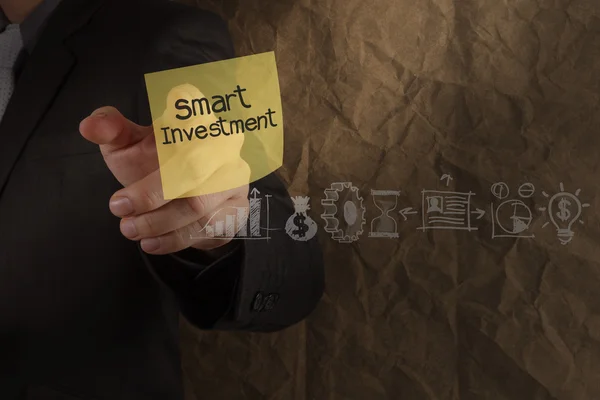 Biznesmen strony Pokaż inteligentnych inwestycji z programu sticky Notes na crump — Zdjęcie stockowe