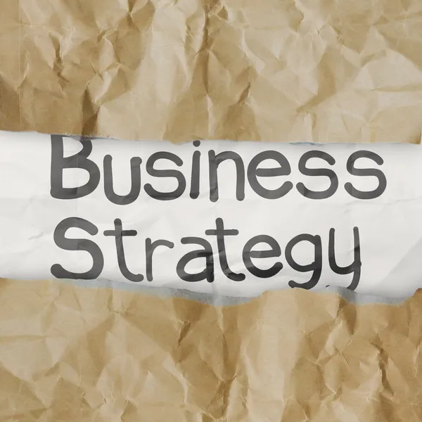 Parole di strategia aziendale disegnate a mano su carta spiegazzata con lacrima — Foto Stock