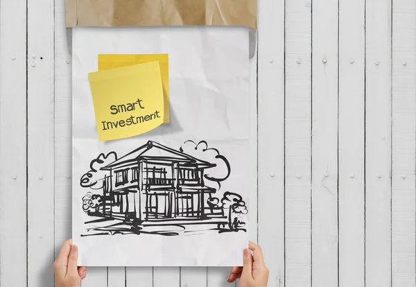 Nota adhesiva de inversión inteligente con papel sobre arrugado de la casa —  Fotos de Stock