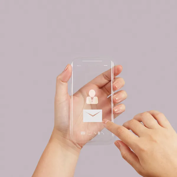 Utilisation à la main Téléphone portable à écran tactile avec icône e-mail comme concept — Photo