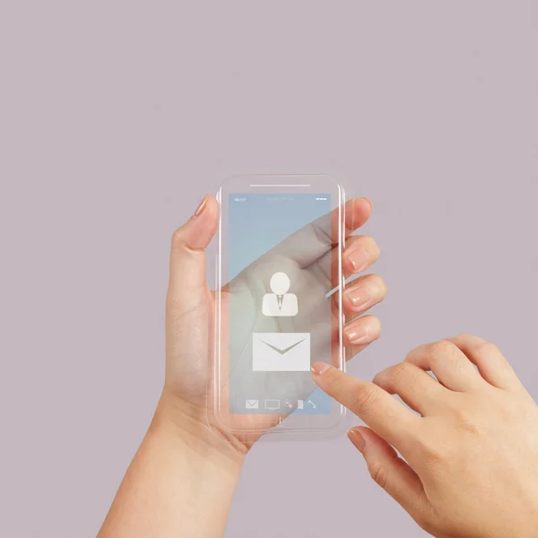 Utilisation à la main Téléphone portable à écran tactile avec icône e-mail comme concept — Photo