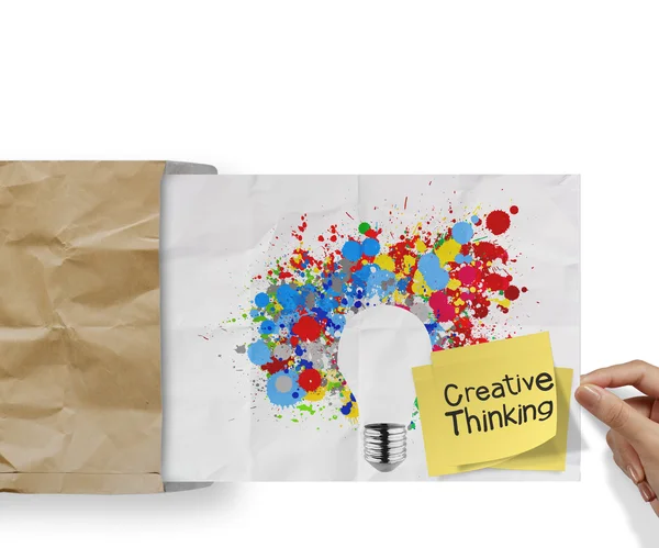 Pensamiento creativo en nota adhesiva con bombilla de colores salpicaduras — Foto de Stock