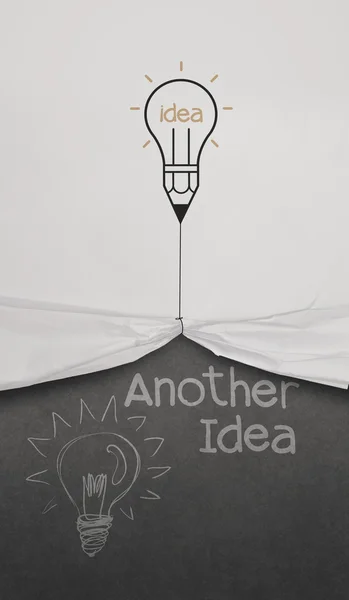 Bleistift Glühbirne ziehen Seil offen faltiges Papier zeigen eine andere Idee — Stockfoto