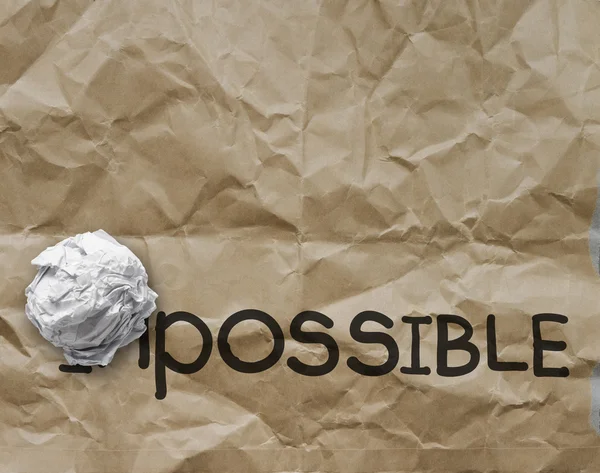 不可能という言葉は可能な限りに変換を通じてしわくちゃの紙 — ストック写真