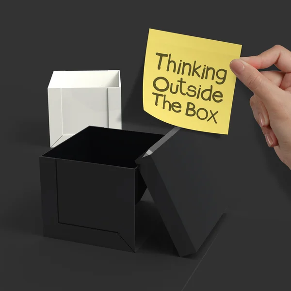 Denken buiten de doos op verfrommeld kleverige nota papier — Stockfoto