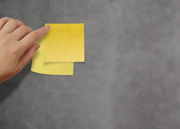 Blank crumpled sticky note paper on texture wall as concept — Stock Photo, Image