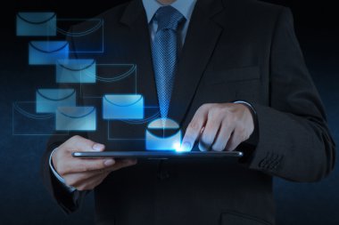 işadamı el e-posta ile tablet bilgisayar kullanımı